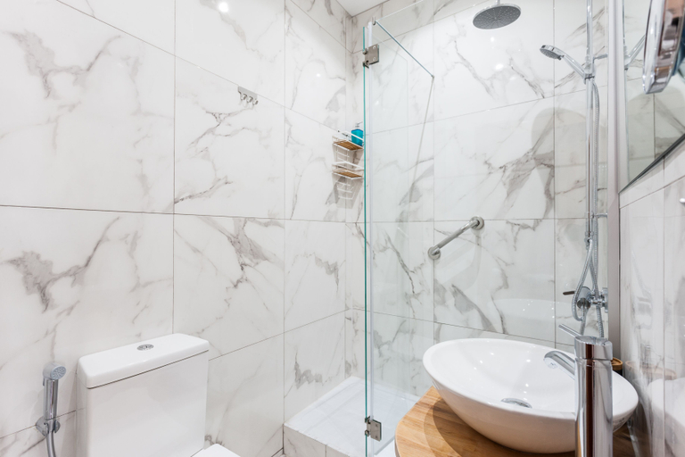 Bathroom 2, Rossio Vintage Two-Bedroom Apartment - by LU Holidays, Lisbon