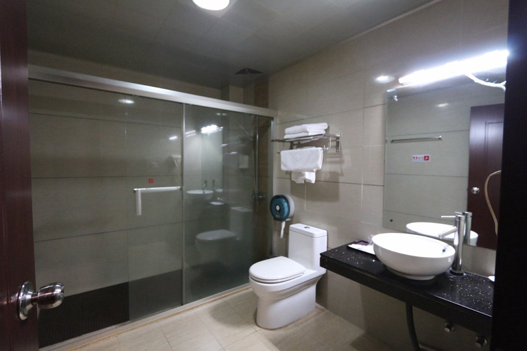 Bathroom 3, Country Inn & Suites by Radisson Maoming High-speed Railway Station People's Square, Maoming