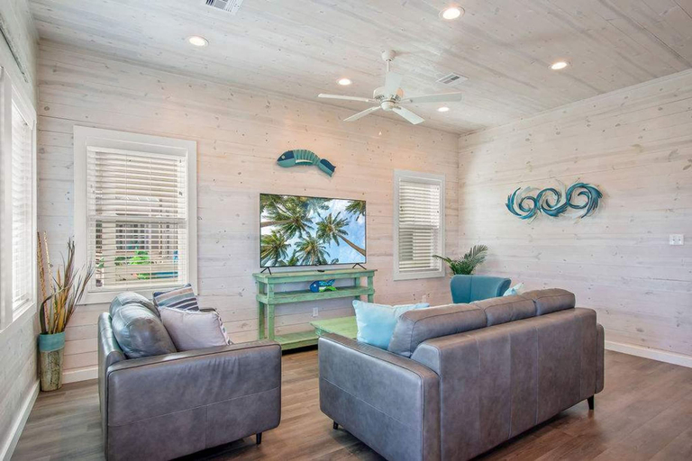 Room 2, Save The Ales Boardwalk Private Pool Sleeps 10, Nueces