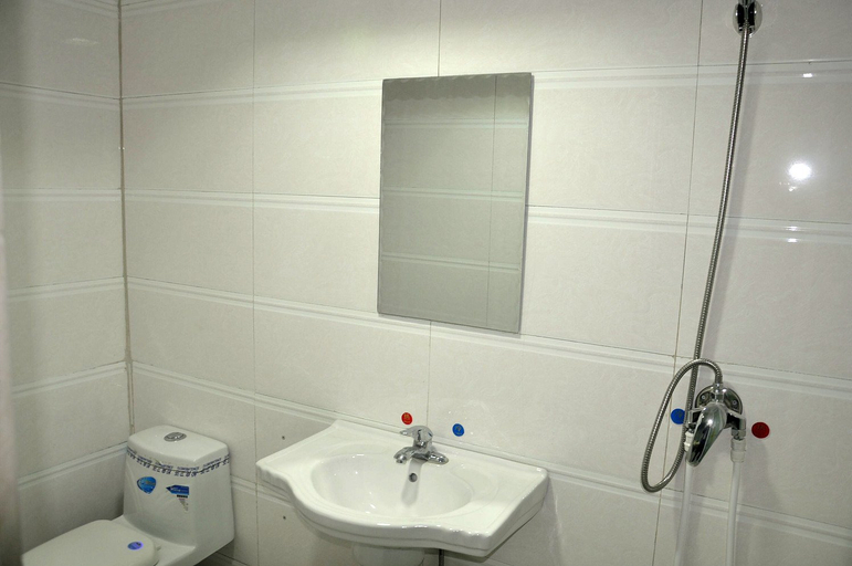 Bathroom, Damo Xingzhe Youth Hostel, Jiuquan