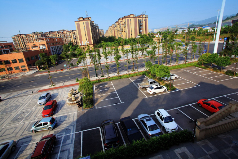 Exterior & Views