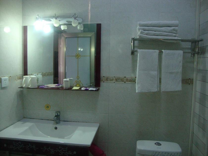 Bathroom 4, Shuangfu Hostel, Lijiang