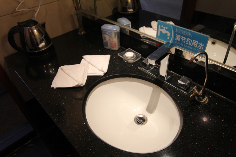 Bathroom 2, Crown Hotel, Yangzhou