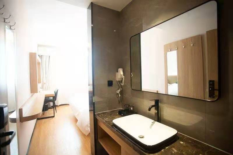 Bathroom 3, GreenTree Inn Express Hotel (Wuxi Railway Station North Square), Wuxi