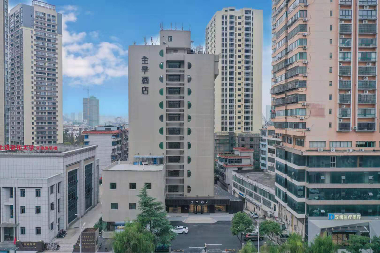 Exterior & Views