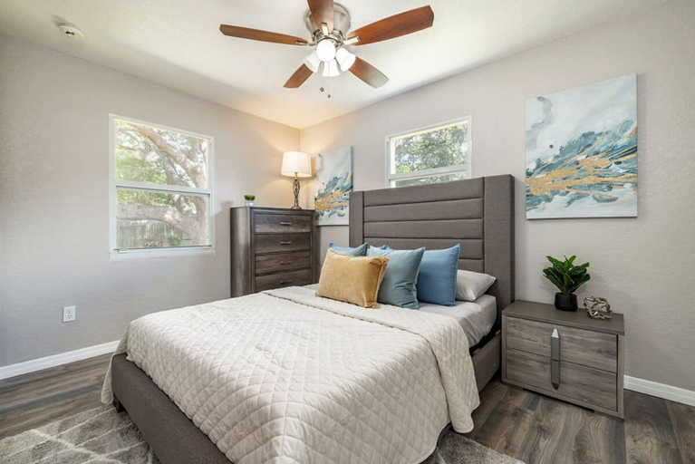 Room 3, Monthly Rental Comfy Beds Great for Remote Work, Pinellas