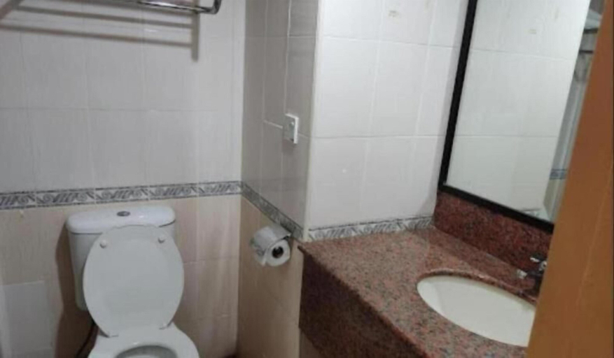Bathroom 3, Li Hua Hotel Bintulu, Bintulu