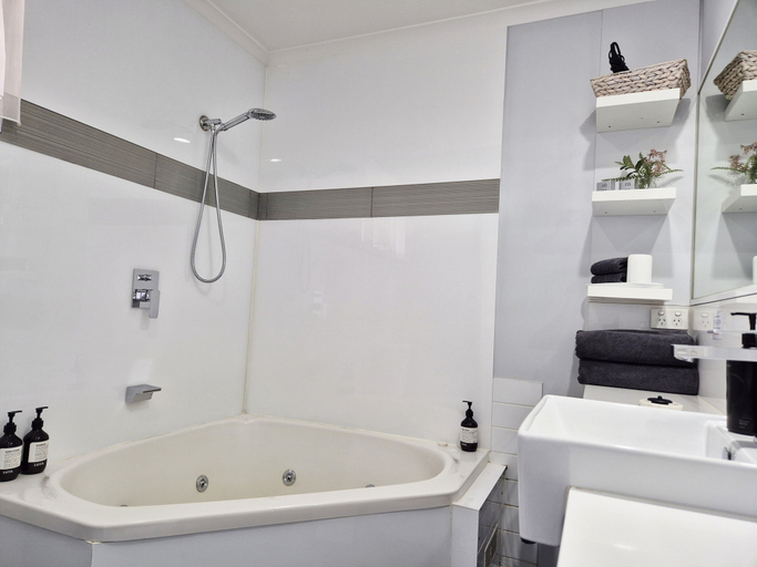 Bathroom 4, Apollo Bay Waterfront Motor Inn, Colac-Otway - South