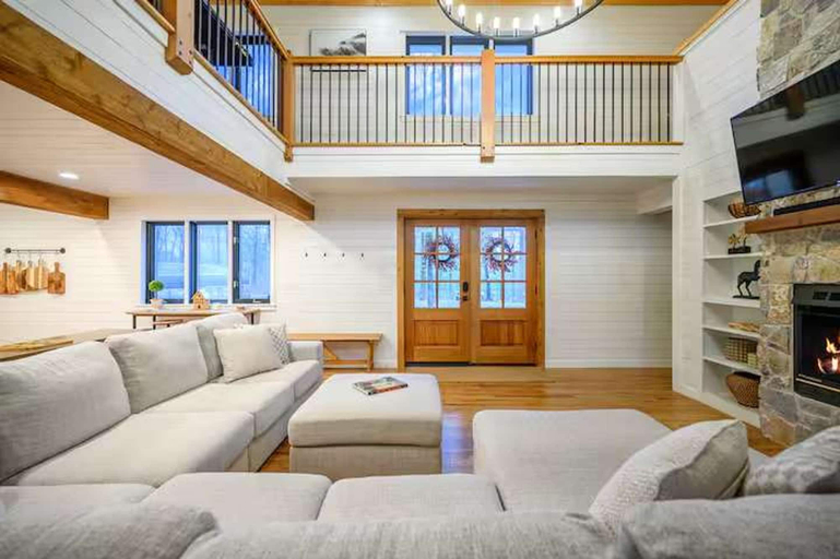 Room 5, Sleeps 18 - Hot Tub - Playground - Games - Firepit, McCurtain