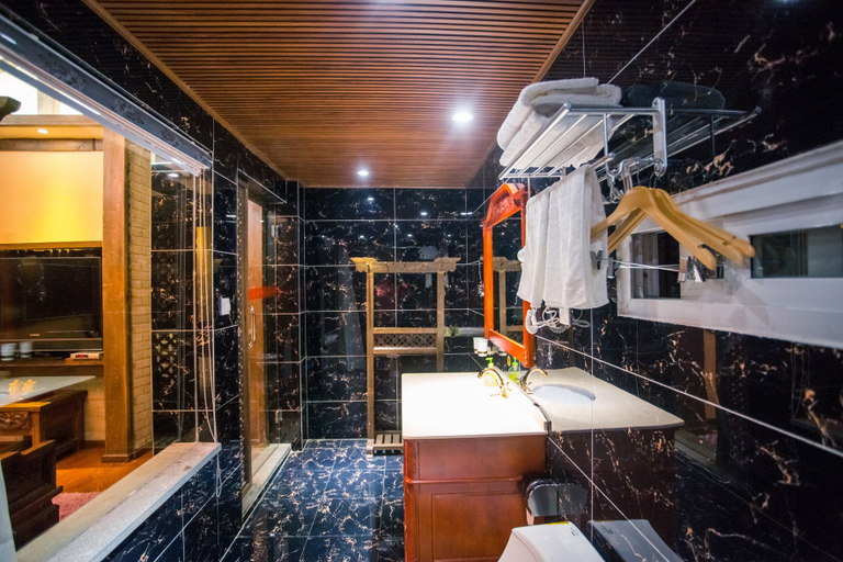 Bathroom 5, Lijiang Sifang Inn, Lijiang