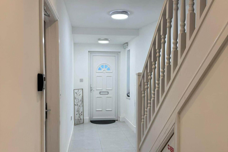 Interior 5, Near Heathrow - Studio - Wifi - Parking - Sleeps 3, London