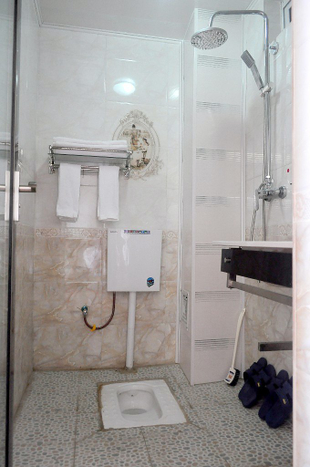 Bathroom 2, Tiancheng Hotel, Dali Bai