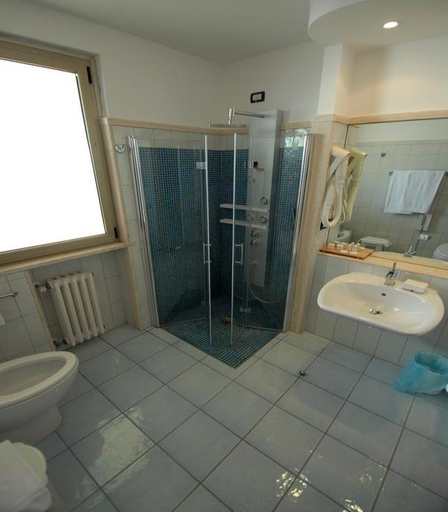 Bathroom 4, Grand Hotel l'Approdo, Latina