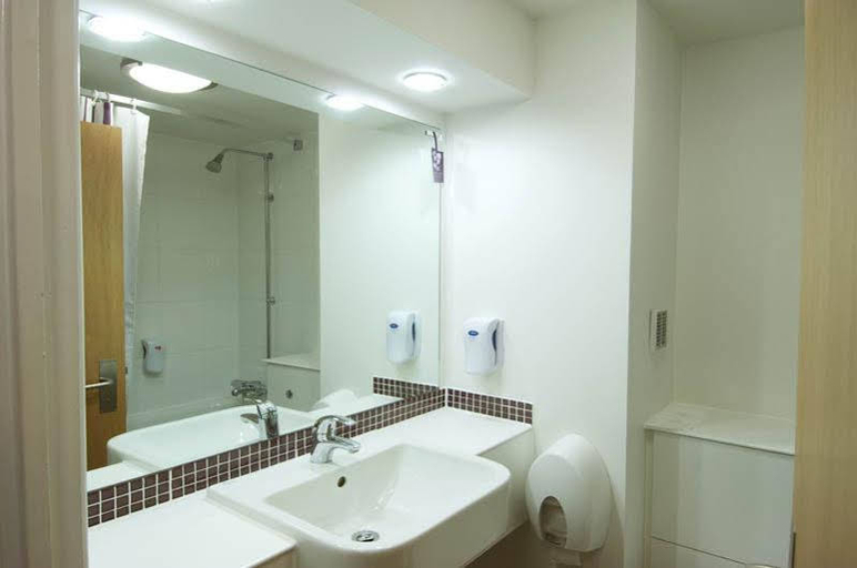 Bathroom 4, Rugby North (M6 Jct1), Warwickshire
