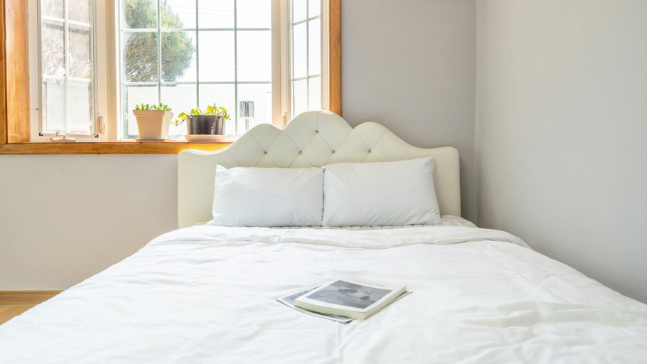 Bedroom 3, Taean Mongsanpo and the Sea Pension, Taean