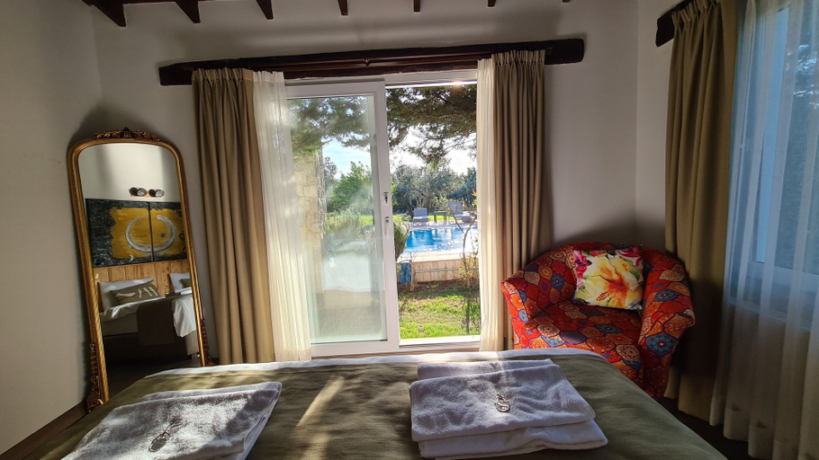 Bedroom 2, Bir dem Urla, Urla