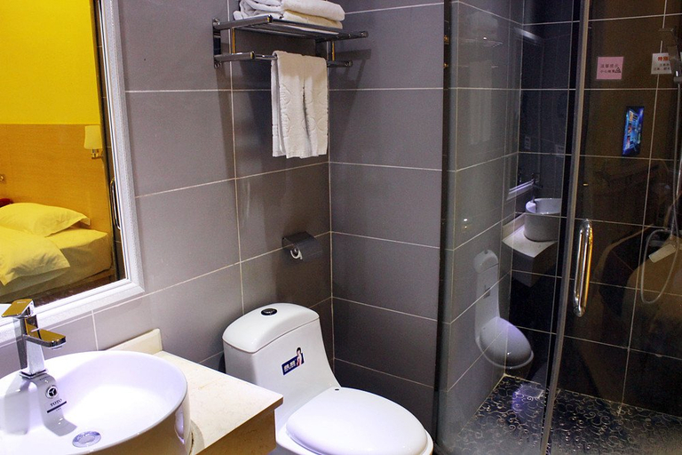 Bathroom 2, Minzu Hotel, Liuzhou