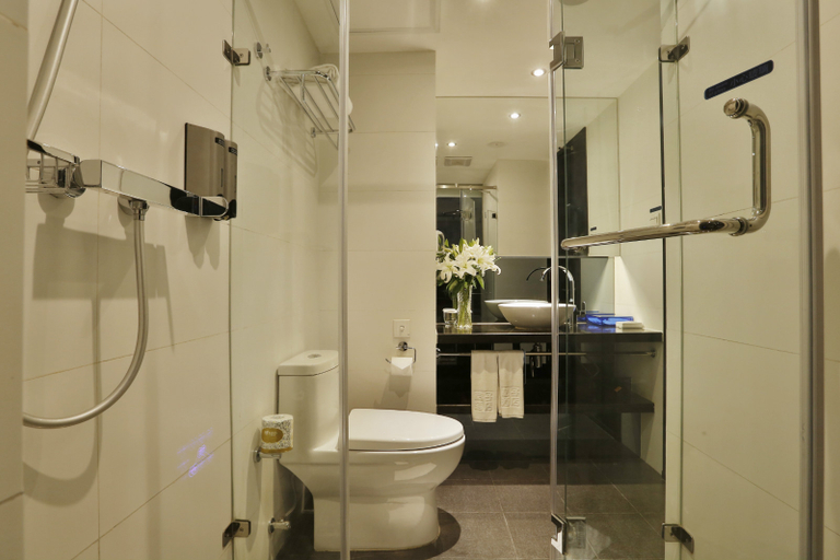 Bathroom, Orange Hotel (Dalian Qingniwaqiao Subway Station), Dalian