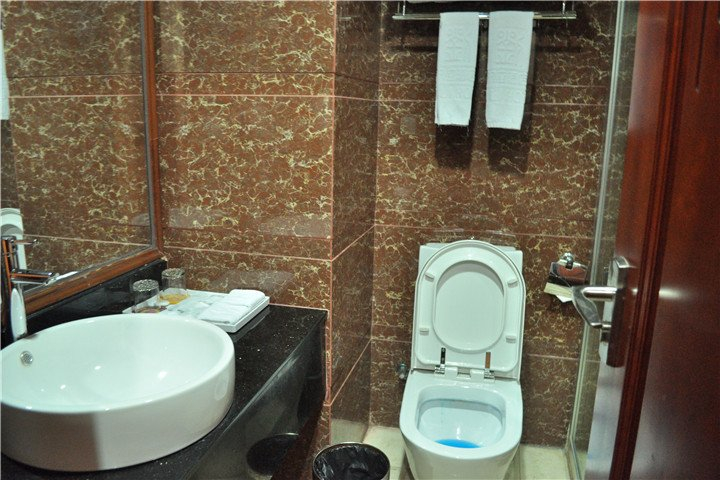 Bathroom, Kyriad Marvelous Hotel Dongguan Changan Light Rail Station Binhaiwan Branch, Dongguan