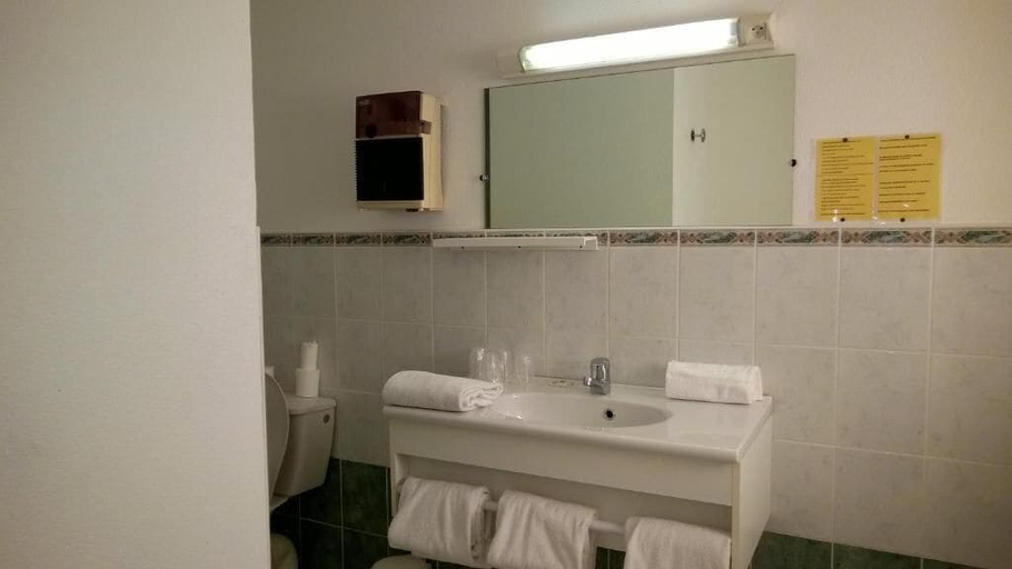 Bathroom 5, Hôtel du Rocher, Hérault