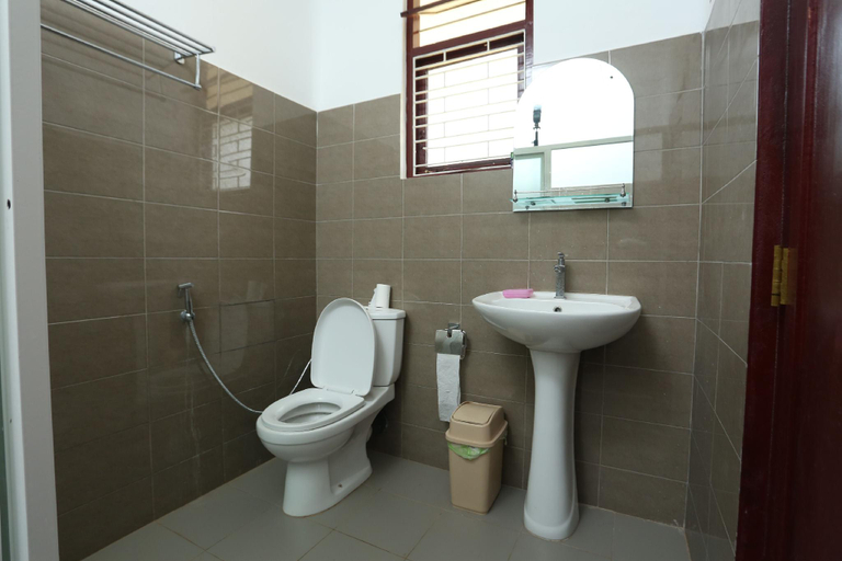 Bathroom 4, Dayanithi Guest House, Valikamam South