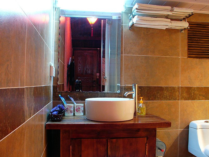 Bathroom 2, Yuhuai Renjia Inn, Lijiang