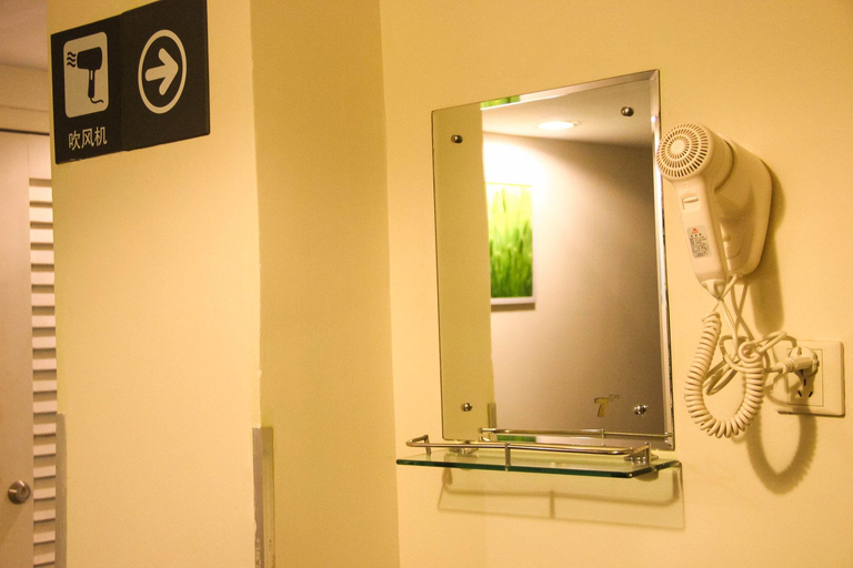 Bathroom 4, 7 Days Premium Guangzhou Shangxiajiu Chenjiaci Metro Station, Guangzhou