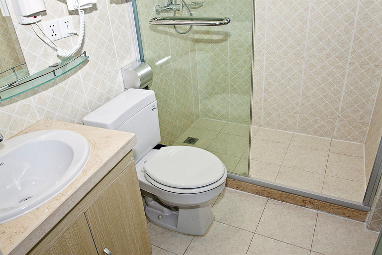 Bathroom 3, Yanrui Hotel, Shanghai
