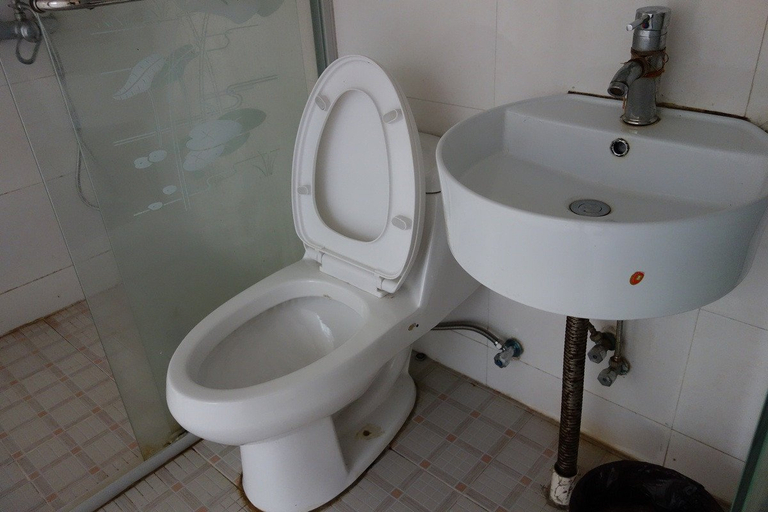 Bathroom 2, Haiyu Hotel, Shanghai