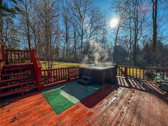 Room 3, Sleeps 24 Hot Tub Game Room Dog Friendly, Buncombe