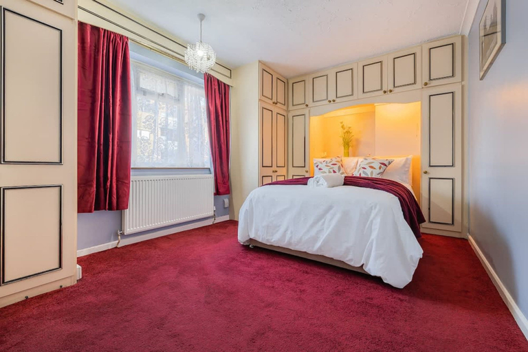 Room 5, Modern 2BR House Garden Parking Sleeps 4, London