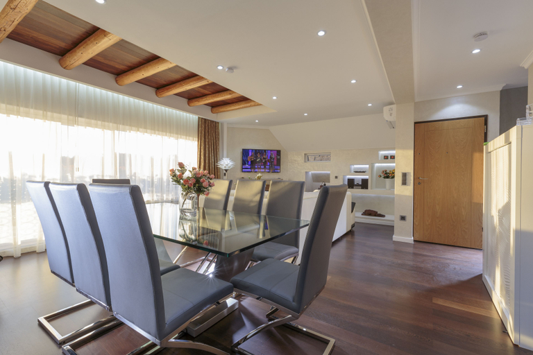 Food & Drinks, The Queen Luxury Apartments Villa Vinicia, Luxembourg