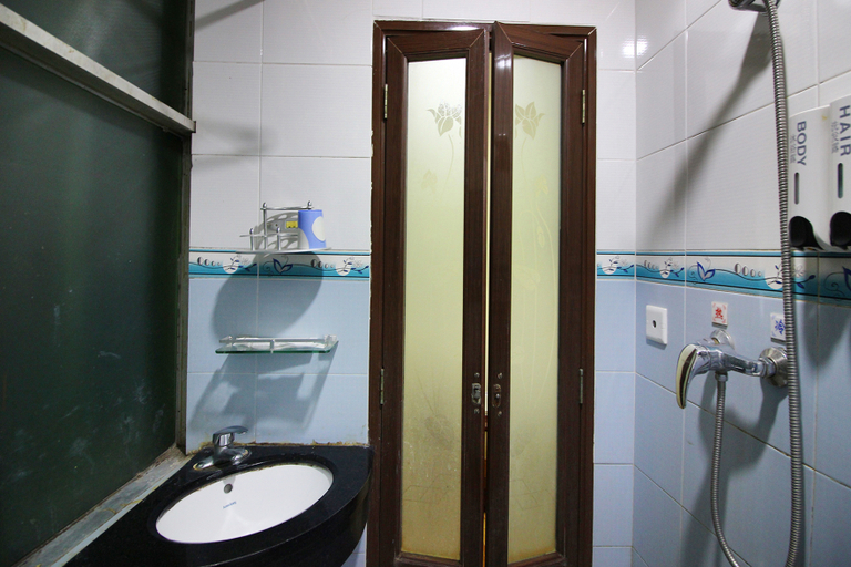 Bathroom 2, Yacheng hoteI, Jiangmen