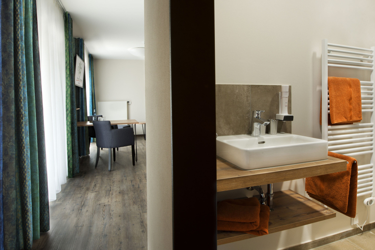 Bathroom, Hotel Zum Grünen Baum, Ostalbkreis