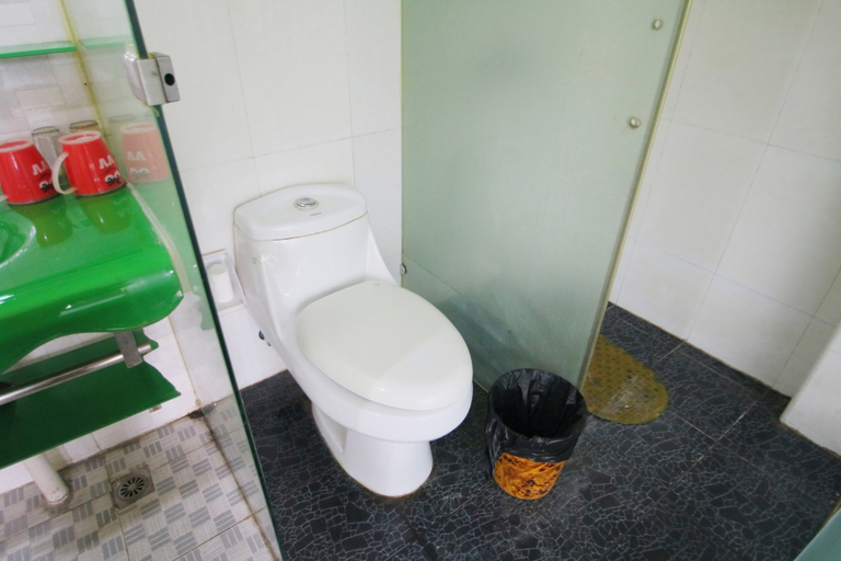Bathroom 3, Huile Holiday Hostel, Shanghai