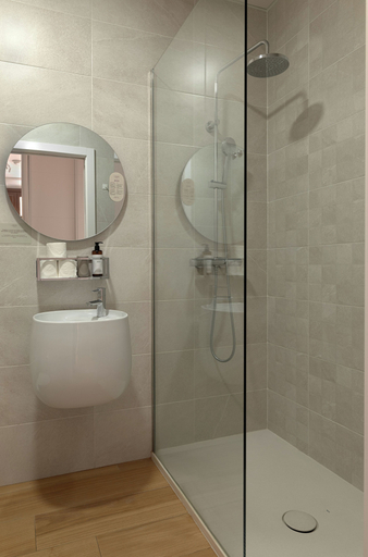 Bathroom 5, El Racimo Apartments, Málaga