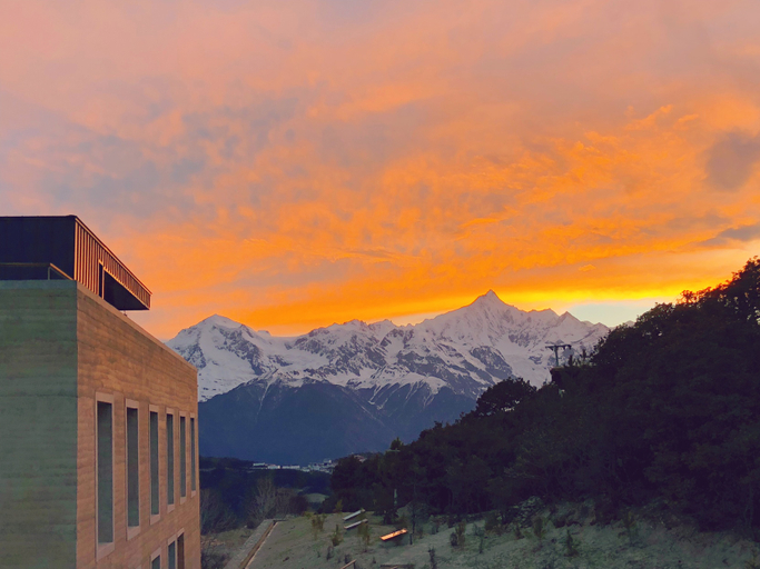 Exterior & Views