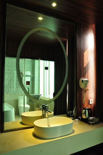 Bathroom 2, Dandong Yihai Business Hotel, Sinŭiju