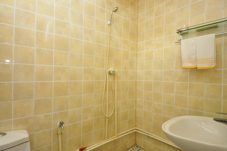Bathroom 2, Zhongyi Hostel, Jinan