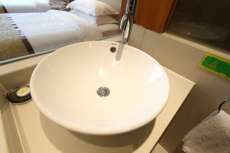 Bathroom, Vienna International Hotel (Pinghu Station Wanda Plaza Branch), Shenzhen