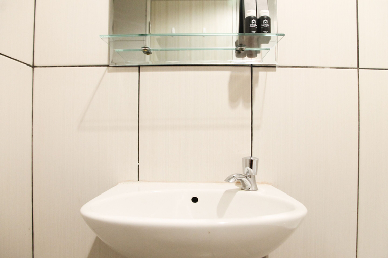 Bathroom, Modern 2BR Grand Kamala Lagoon Apartment, Bekasi