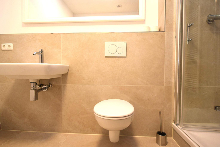Bathroom 2, Stay with Legends, Hamburg