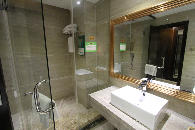 Bathroom 4, Lavande Hotel Maoming High-speed Railway Station Xinfu Road, Maoming