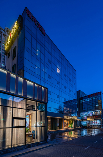 Exterior & Views
