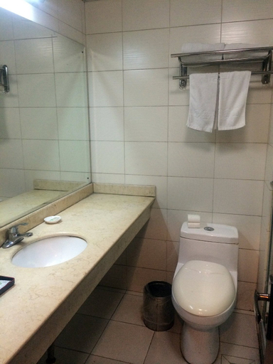 Bathroom 4, Ji Hotel Shanghai Fengzhuang, Shanghai