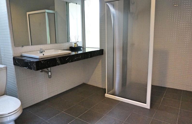 Bathroom 4, Makathanee Resort, K. Ko Kut