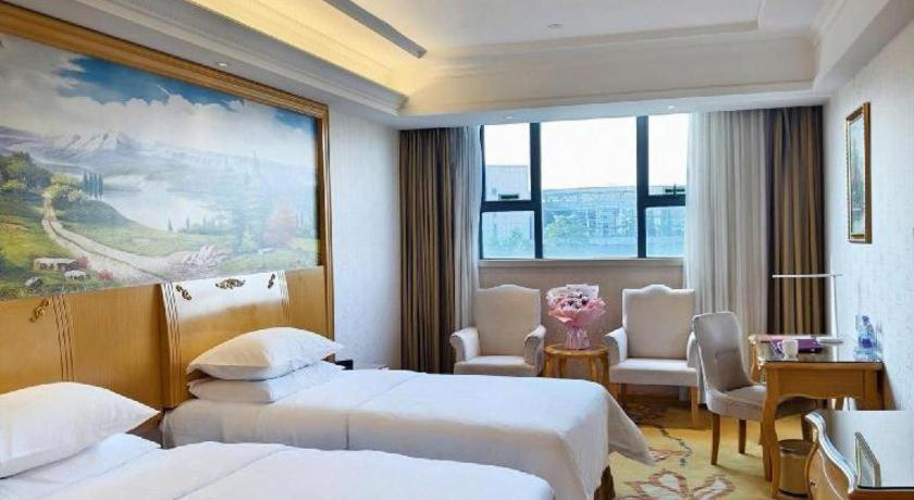 Bedroom 2, Vienna Hotel Shenzhen Longhua Good Day, Shenzhen