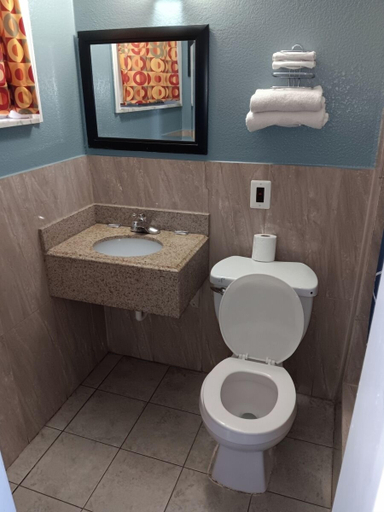 Bathroom, Fraser Motel, Macomb