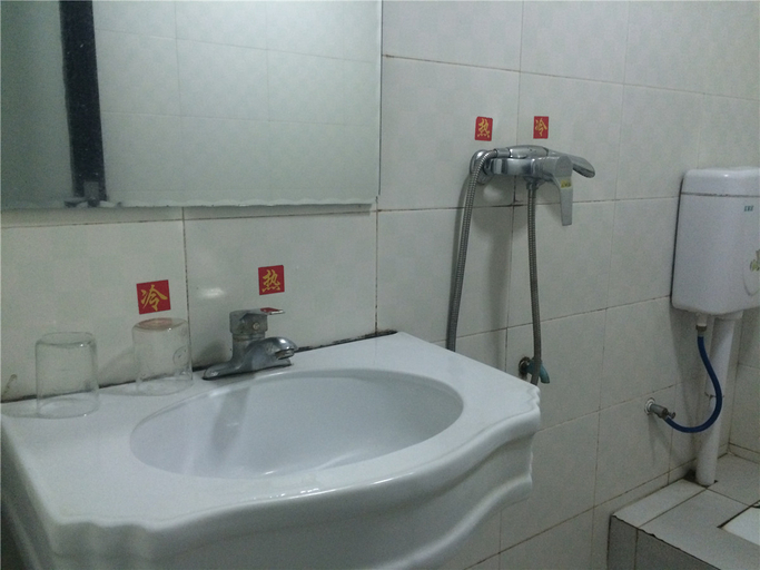 Bathroom, da tang bin guan, Quanzhou