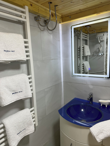 Bathroom 4, Old Town Guesthouse Guri, Beratit